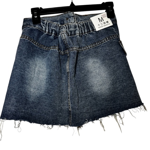 Stylish Denim Button-Up Crop Top - Picture 2 of 4